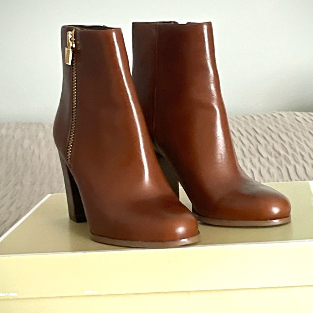 MICHAEL Michael Kors Brown Leather Ankle Boots New in Box size 7